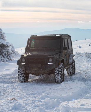 01.02.2021, Karpatlar. Karlı dağlarda arazi aracı. 4x4 ile kışın off-road seferi. Kış doğasında zorlu bir off-road gezisi. Off-road arabalı dağ yolu. Karlı yolda macera gezisi