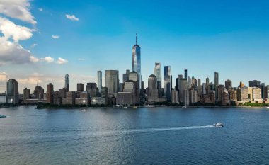 New York, New York 'ta gökyüzü. Mavi gökyüzünde New York gökdelenlerinin panorama manzarası. ABD NYC 'de. Güneşli bir günde aşağı New York silueti. New York şehir manzarası. İHA bulutlarıyla New York Şehri