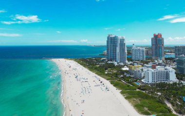 Turkuaz suları olan Miami Plajı 'nın havadan görünüşü. Miami siluetinin insansız hava aracı görüntüsü. South Beach 'in en iyi manzarası. Lüks gökdelenleri ve okyanusları olan Miami şehri. Miami 'nin ünlü sahil şeridi manzarası
