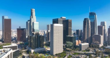 Los Angeles şehri. Los Angeles şehir merkezi hava manzaralı. Los Angeles silueti. Los Angeles sokakları. Los Angeles 'a tepeden bak. Los Angeles şehir merkezi kuleleri. Los Angeles siluetinin panoramik manzarası. Mavi gökyüzü aşağıdaki şehri çerçeveliyor