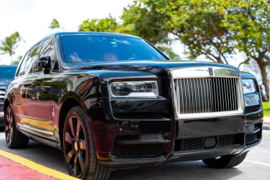 3 Nisan 2025. Miami mi? Sokaktaki Rolls Royce lüks arabası. Özel lüks otomobil. Rolls Royce V12 motoru. Süper araba sürüşü. Klasik Rolls Royce araba tasarımı. Zarif Rolls Royce Hayalet