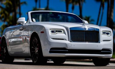 3 Nisan 2025. Miami mi? Rolls Royce lüks araba. Sokaktaki hayalet Rolls Royce. Özel lüks otomobil. Süper araba sürüşü. Klasik Rolls Royce araba tasarımı. Zarif Rolls Royce Hayalet