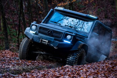 04 numara. - 30. 2025, Karpatlar. Off-road SUV sürücüsü çamurda sürükleniyor. Toprakta off road. Dağlar ve off-road için patikalar. Aşırı off-road sürüşü. 4x4 araçlı motorlu keşif gezisi. Offroad gezisi