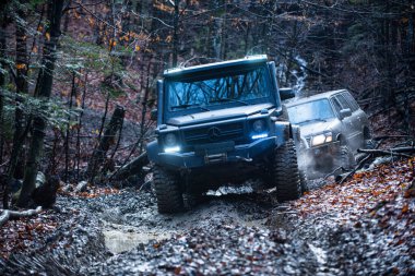 04 numara. - 30. 2025, Karpatlar. Off-road SUV sürücüsü çamurda sürükleniyor. Toprakta off road. Dağlar ve off-road için patikalar. Extreme 4wd off-road sürücüsü. 4x4 araçlı bir cip. Offroad gezisi