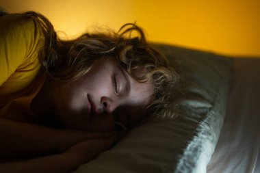 Çocuk yatakta uyuyor. Tatlı çocuk uyuyor. Çocuklar için yastık ve battaniye. Küçük çocuk uyuyor. Sevimli çocuk yatakta uyuyor. Çocuk karanlık odada uyuyor. Evdeki bir yatakta uyuyan çocuk