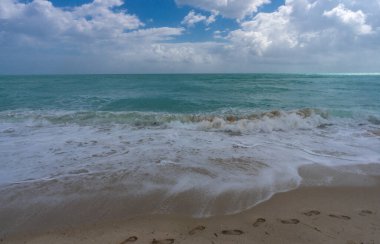 Deniz dalgası. Mavi okyanus dalgaları. Köpüklü dalga. Yuvarlanan deniz dalgaları. Yumuşak deniz sahili dalgası. Yaz Denizi Sahili.