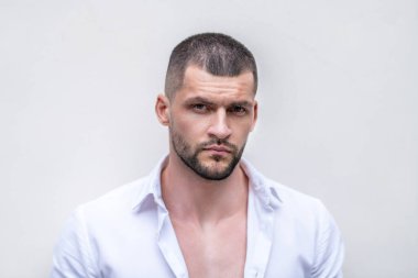 Ciddi görünüşlü, ciddi bir adam. Yakışıklı, ciddi bir erkek model portresi. Güçlü duygular. Seksi erkek portresi. Düşünceli erkek yüzünün yakınlaşması. Kendine güvenen adam poz veriyor. Genç adam ciddi görünüyor.