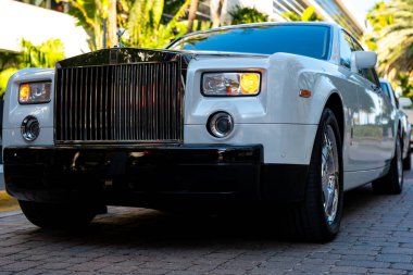 3 Nisan 2025. Miami mi? Rolls Royce lüks araba. Sokaktaki hayalet Rolls Royce. Özel lüks otomobil. Rolls Royce V12 motoru. Süper araba sürüşü. Zarif Rolls Royce Hayalet