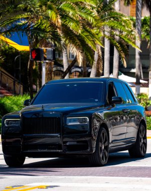 3 Nisan 2025. Miami mi? Rolls Royce lüks araba. Sokaktaki hayalet Rolls Royce. Özel lüks otomobil. Rolls Royce V12 motoru. Süper araba sürüşü. Klasik Rolls Royce araba tasarımı.