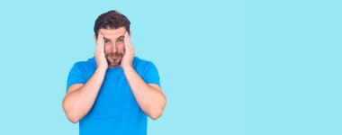 Endişeli ve endişeli bir adam. Endişeli Adam sıkıntılar, endişe, hayal kırıklığı ve duygusal stres yaşıyor. Stres hisseden endişeli bir adam. Endişeli ifade. Adam yatak sorununu çözmeyi düşünüyor.