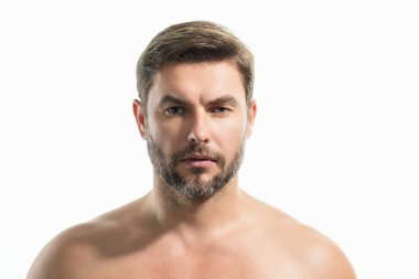 Yüzünde nemlendirici krem olan yakışıklı bir adamın güzel portresi, izole bir arka plan. Cilt rutini kavramı. Erkek saç kesimi, bıyık ve sakal. Erkek güzeli. Traş, saç şekillendirme.