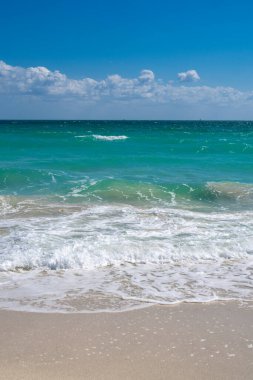 Sakin deniz dalgası hareketi. Yaz deniz esintisi. Deniz doğası arka planı. Huzurlu bir tatil yeri. Rüya gibi okyanus ufku. Sahil cenneti duvar kağıdı. Deniz köpüğü dalgaları. Manzaralı tropikal seyahat