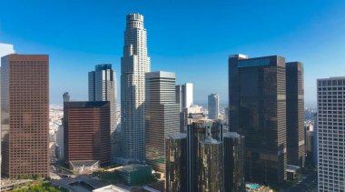 Los Angeles şehri. Los Angeles şehir merkezi hava manzaralı. Los Angeles silueti. Los Angeles sokakları. Los Angeles 'a tepeden bak. Los Angeles şehir merkezi kuleleri. Los Angeles siluetinin panoramik manzarası. Kaliforniya 'daki Amerikan şehri