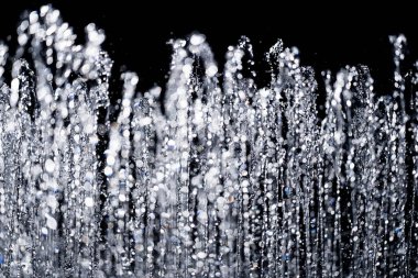 Su damlası arka planı. Yüzeyde temiz damlacık var. Damlayan su etkisi. Su damlaları. Düşen damlacık hareket halinde. Soyut sıçrama damla tasarımı. Arkaplan ıslak. Su yüzeyi