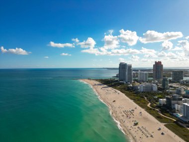 Miami Plajı, bulutlu yaz gökyüzünün altında. Miami Sahili 'nin güney kıyısında. Miami Plajı 'ndaki gökdelenler, hava manzarası. Florida 'da seyahat hayalleri. Miami Sahili manzarası