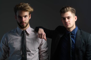 Stüdyoda poz veren iki erkek model. Moda tarzı gösteren seksi eşcinsel çift. Tarz sahibi erkekler gurur duyar. Zarif kıyafetli yakışıklı erkek arkadaş. Moda erkek modeller. Moda adamları poz veriyor. Şık eşcinsel çift.