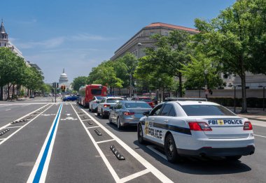 Washington 'daki FBI ajanları. Başkentin sokaklarında devriye gezen FBI polis arabası. ABD kongre binası yakınlarında bir FBI aracı. Federal ajanlar. Başkentte suç faaliyetleri. FBI arabası Capitol Hill yakınlarında. Polis Departmanı