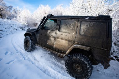 01.02.2021, Karpatlar. Karlı dağlarda arazi aracı. 4x4 jipli bir kış seferi. Kış doğasında zorlu bir off-road gezisi. Off-road arabalı dağ yolu. Karlı yolda macera gezisi