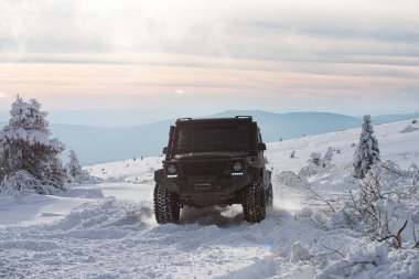 01.02.2021, Karpatlar. Off-road sezonu. 4x4 ile kışın off-road seferi. Kış doğasında zorlu bir off-road gezisi. Off-road arabalı dağ yolu. Karlı yolda macera gezisi