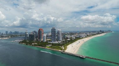 Turkuaz suları olan Miami Plajı 'nın havadan görünüşü. Miami siluetinin insansız hava aracı görüntüsü. Güney Miami Sahili 'nin en iyi manzarası. Lüks gökdelenleri ve okyanusları olan Miami şehri. Miamis 'in ünlü sahil şeridi manzarası