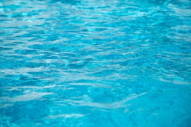 Yüzme havuzunda yırtık su. Mavi yüzme havuzunun yüzeyi, suyun arka planı