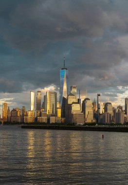 New York 'ta. Gökdelenleri olan New York şehri. New York şehri silueti panoramik. Manhattan silueti. New York ve Hudson Nehri. New York şehir merkezi. New York gökdelenleri. İş bölgesi.