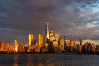 Gün batımında New York 'ta. Gökdelenleri olan New York şehri. New York şehri silueti panoramik. Manhattan silueti. New York ve Hudson Nehri. New York şehir merkezi. New York gökdelenleri