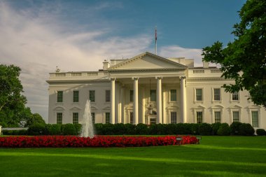 Washington 'daki Beyaz Saray. Amerika başkanının evi. Ulusal bayrağı olan Beyaz Saray. Amerikan başkanlarının evi. Beyaz Saray binası. Federal hükümet. Beyaz Saray ve Amerikan bayrağı