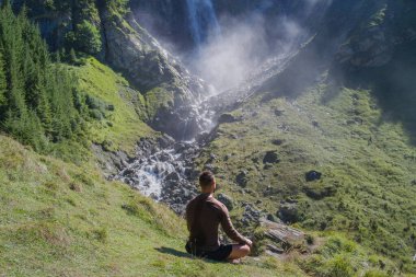 Meditasyon. Doğada uyum ve huzur. Sakin bir sporcu çevrede meditasyon yapıyor. Farkındalık. Doğada rahat bir adam. Özgürlük ve mutluluk. Adam dışarıda yoga yapıyor.