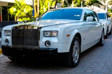 3 Nisan 2025. Miami mi? Rolls Royce lüks araba. Sokaktaki hayalet Rolls Royce. Özel lüks otomobil. Rolls Royce V12 motoru. Süper araba sürüşü. Zarif Rolls Royce Hayalet