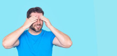 Stresli yalnız adam başını tutuyor, endişeli hissediyor. Akıl sağlığı sorunları, endişe, hayal kırıklığı ve duygusal stres yaşayan bir adam. Endişe ve akıl sağlığı kavramı. Stresli adam.