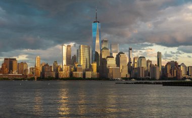 New York 'ta. Yükselen gökdelenleri olan New York gökdelenleri. Manhattan ve Hudson Nehri. New York 'un panoramik şehri. Şehir merkezindeki New York 'ta. New York silueti. New York Binası