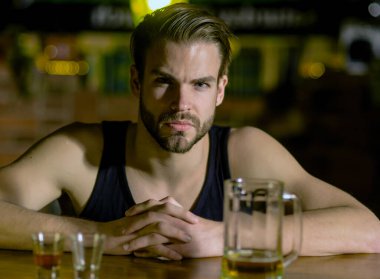 Barda tek başına oturan adam. Alkollü adam. Bardaki üzgün adam. Karanlık bardaki adam. Alkol problemi. Restoranda viski içen yalnız bir adam. Bir bardak birası olan depresif bir adam. Gece hayatı kulübü.