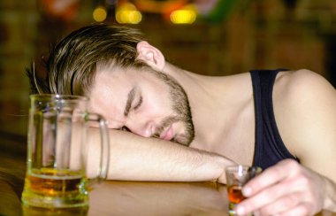 Alkolik. Lokantada içen yalnız sarhoş adam. Bir bardak likörle depresyona girmiş sarhoş bir adam. Gece hayatı stresi bağımlılığa yol açar. Bardaki sarhoş adam. Bardaki sarhoş adam.