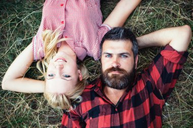 Romantik çiftler manzaraya bakar. Aşıklar yazın dinlenir. Mutlu çift yüzleri. Birbirine aşık çiftin yakın yüzü. Birbirine aşık çiftlerin mutlu yüzü. Doğada kaynaşmak. Genç bir çift arasında hassas bir an.