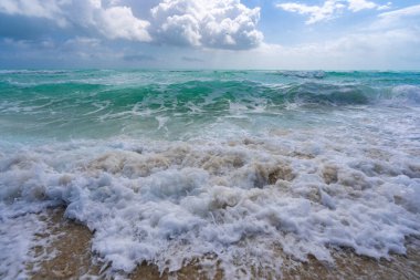 Deniz dalgaları. Yaz okyanusu hareketi. Okyanus dalgası arka planı. Derin mavi deniz plajı. Turkuaz dalga. Rüya gibi deniz plajı. Güzel deniz dalgaları