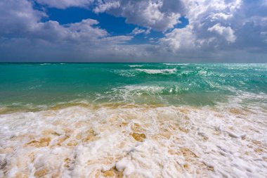Okyanus dalgaları ve bulutlu kumlar. Fırtınalı deniz dalgaları. Yaz denizi dalgası. Köpüklü okyanus dalgaları. Yaz okyanus esintisi. Rüya gibi yaz sahili geçmişi. Okyanus sıçrama dalgaları