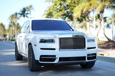 3 Nisan 2025. Miami mi? Rolls Royce lüks araba. Sokaktaki hayalet Rolls Royce. Özel lüks otomobil. Rolls Royce V12 motoru. Süper araba sürüşü. Klasik Rolls Royce araba tasarımı.