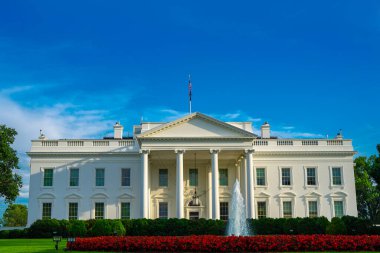 Washington 'daki Beyaz Saray. Seçim döneminde Beyaz Saray. Amerikan hükümeti. Amerikan başkanlarının evi. İkonik Beyaz Saray binası. Federal hükümet. Beyaz Saray ve Amerikan bayrağı