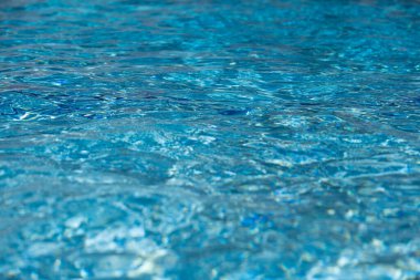 Su altyapısı. Mavi su, dalgalar ve röfleler. Su yüzeyinin dokusu ve fayanslı alt