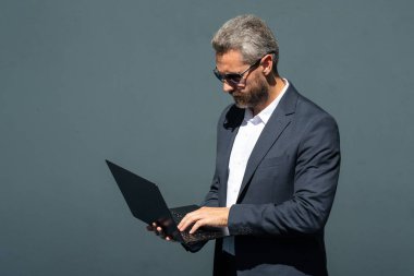 Dizüstü bilgisayarda çalışan bir iş adamı. Şehirde dizüstü bilgisayar kullanan kendine güvenen bir adam. Dizüstü bilgisayarda yazan takım elbiseli bir yönetici. Uzaktan kumandalı başarılı bir girişimci. İş adamı dizüstü bilgisayardaki e-postaları kontrol ediyor