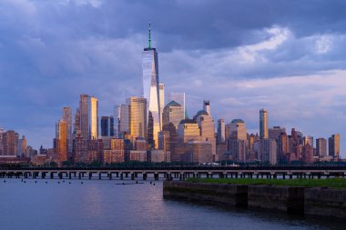 Gökdelenleri olan New York gökdelenleri. Manhattan ve Brooklyn Panoraması. Hudson Nehri manzaralı New York City silueti. New York şehir merkezi. Rıhtımdan New York 'a. New York 'un İş Bölgesi silüeti