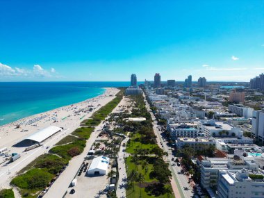 Miami Plajı, bulutlu yaz gökyüzünün altında. Miami Sahili 'nin güney kıyısında. Miami Plajı 'ndaki gökdelenler, hava manzarası. Florida 'da seyahat hayalleri. Miami Sahili Şehir Manzarası