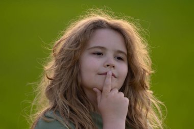 Çocuk başka tarafa bakıyor. Şüpheli bir bakışla çocuk gibi düşünmek. Derin hayaller kuran bir çocuğun portresi. Düşüncelere dalmış hayalperest bir çocuk. Düşünceli yüzlü zeki çocuk. Hayal kuran çocuk sessiz bilgelik gösteriyor