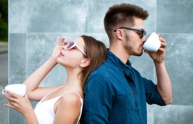 Kahve içen genç bir çift. Romantik bir randevu. Birbirine aşık bir çift bir fincan kahve içer. Mutlu arkadaşlar sütlü kahveyi seviyor. Kafede çekilmiş romantik bir çift portresi. Çiftler birlikte eğleniyor.