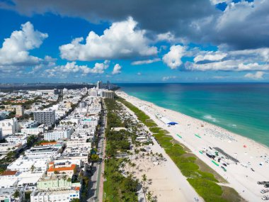 Miami Plajı, bulutlu yaz gökyüzünün altında. Miami Sahili 'nin güney kıyısında. Miami Plajı 'ndaki gökdelenler, hava manzarası. Florida 'da seyahat hayalleri. Miami Sahili manzarası