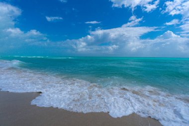 Deniz dalgaları arka planı. Fırtınalı deniz dalgaları. Yaz denizi dalgası. Köpüklü deniz dalgaları. Taze okyanus esintisi. Rüya gibi bir plaj geçmişi var. Okyanus dalgaları arka planı