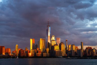 New York, New York şehrinin gökyüzü bulutlarıyla dolu silueti. New York Gökdelenleri. New York City silueti, ABD 'de Manhattan şehri manzarası. Manhattan 'da panoramik manzara. New York silueti. New York, New York