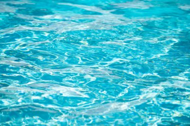 Yüzme havuzunda mavi yırtık su, su havuzu dokusu ve yüzey suyu.