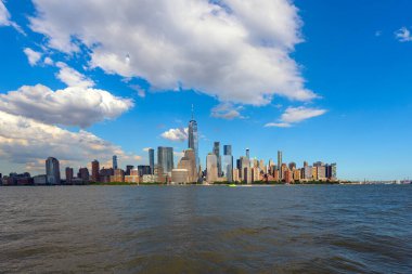 Manhattan silueti, New York, Birleşik Devletler. Manhattan 'daki New York gökdelenlerinin panorama manzarası. ABD NYC 'de. Amerikan büyük şehri. Aşağı New York silueti. New York şehir manzarası. Amerika, New York Şehri